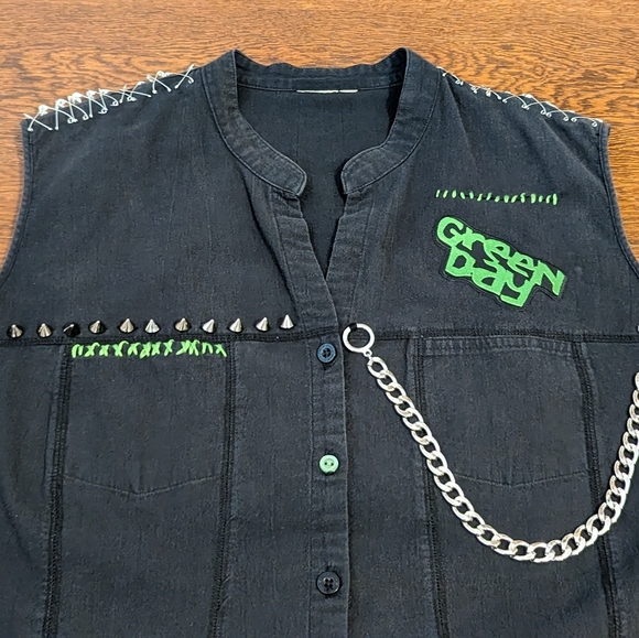 Green Day sleeveless button up top - Picture 2 of 6